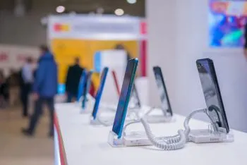 Hãng điện thoại Trung Quốc được mùa nhờ Apple và Samsung rút khỏi Nga